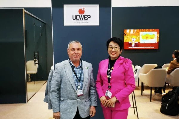COP16 Riyad’da China Arab Green Development Başkanı Flora Guo, UCWEP Standını Ziyaret Etti